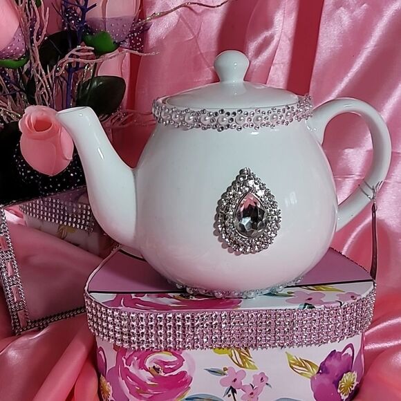CRYSTALLINE  Beautiful White {Glass Teapot} Kitchen Home Decor!  1766 - Picture 3 of 5